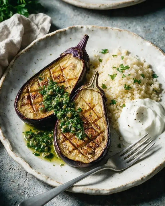 Auberginen-Steaks mit Salsa Verde (KI-Illustration)