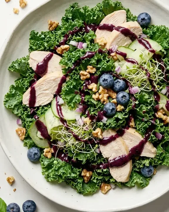 Grünkohl-Salat mit Blaubeeren (KI-Illustration)